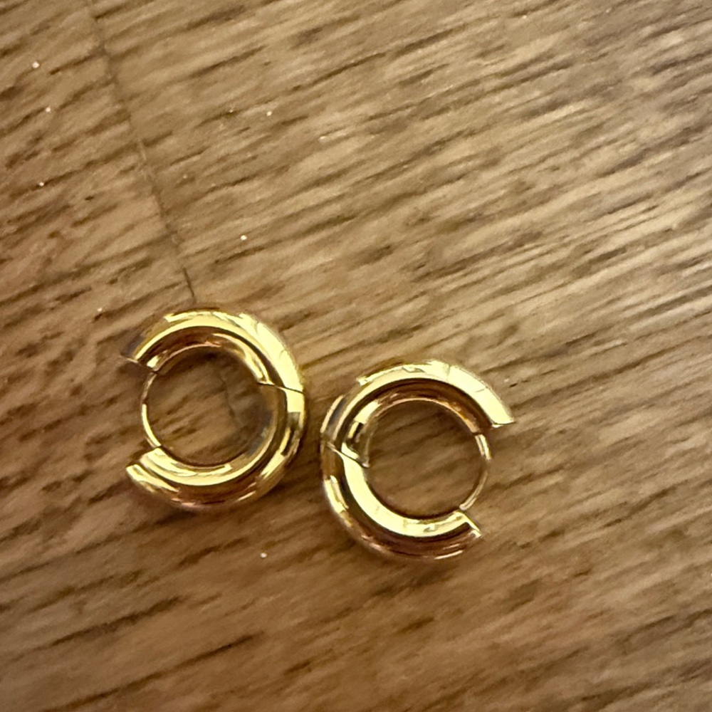 Chic Gold Hoop Earrings - Picture 2 of 3